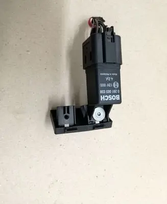 Volkswagen Golf V Glow plug pre-heat relay 0281003038 038907281D