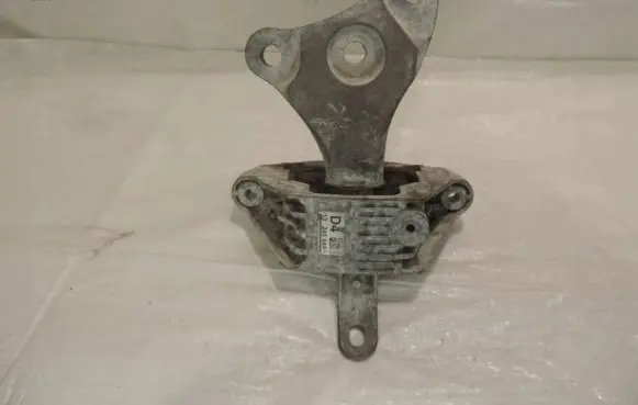 Engine mount vacuum valve