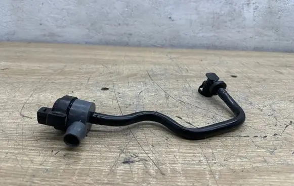 BMW 6 F06 Gran coupe Breather/breather pipe/hose 7636149