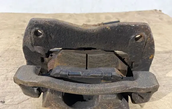 Toyota RAV 4 (XA40) Front brake caliper