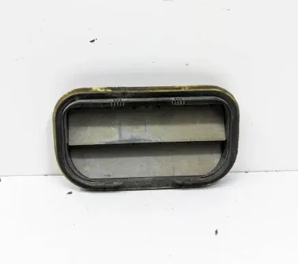 Quarter panel pressure vent