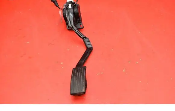 Accelerator throttle pedal