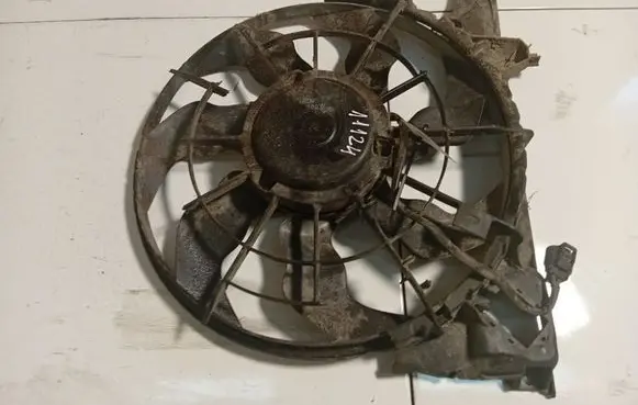 Hyundai i30 Radiator cooling fan shroud 