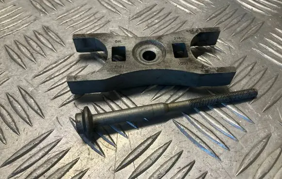 Volkswagen Golf VII Fuel Injector clamp holder 04L216