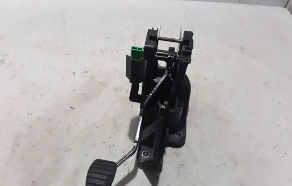 Smart ForFour II W453 Brake pedal 465015994R