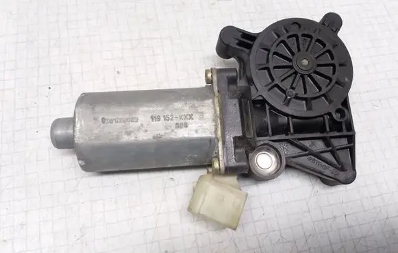 Mercedes-Benz E W210 Front door window regulator motor 0130821708 119152XXX