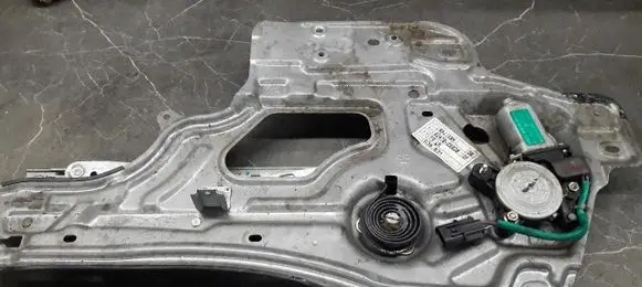 Hyundai Santa Fe Front door window regulator with motor 82470-26020