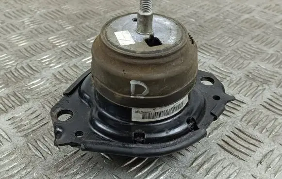 Jeep Grand Cherokee Engine mount bracket
