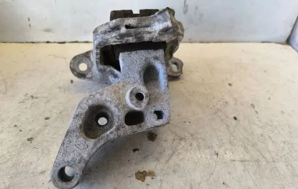 Opel Vivaro Engine mount bracket 12841371R