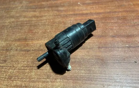 Volkswagen Golf VI Windscreen/windshield washer pump 1K6955651