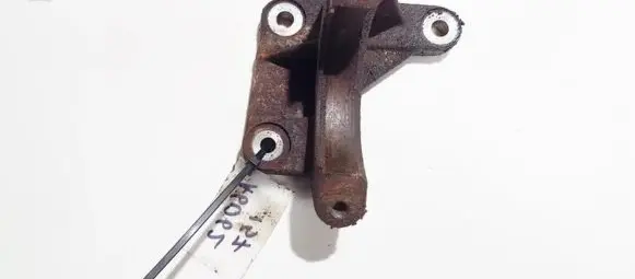 Volvo S80 Engine mounting bracket