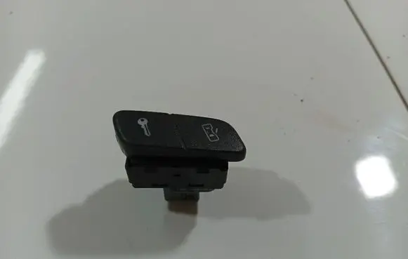 Volkswagen Polo IV 9N3 Central locking switch button 6q1962125
