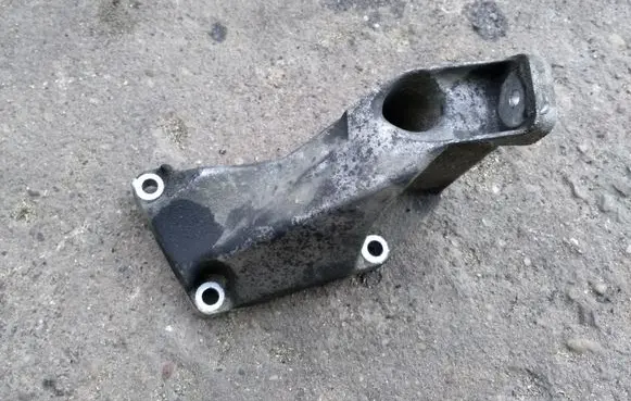 Volkswagen PASSAT B5.5 Engine mounting bracket