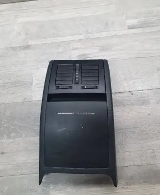 Rear air vent grill