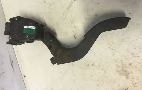 Volkswagen PASSAT B5 Accelerator throttle pedal 8D1721523