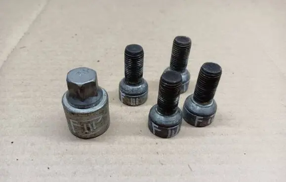 Skoda Fabia Mk3 (NJ) Anti-theft wheel nuts and lock 3898