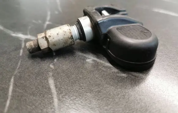 Mercedes-Benz E W212 Tire pressure sensor A0009057200