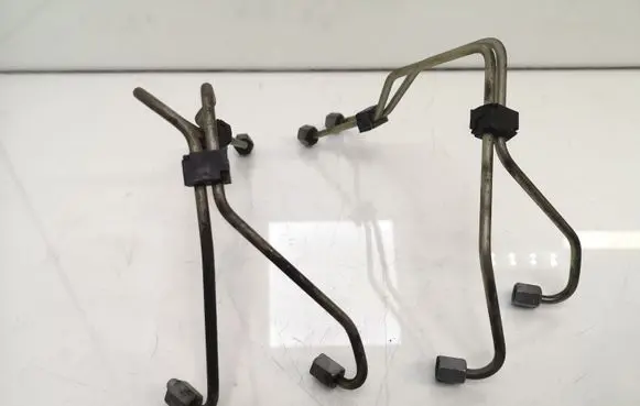 Fuel injector supply line/pipe