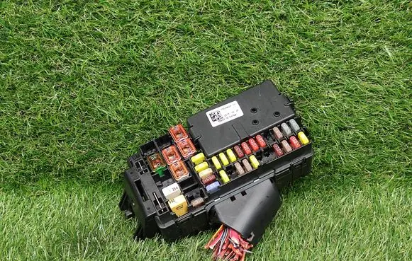 Chevrolet Cruze II Power management control unit 15533697