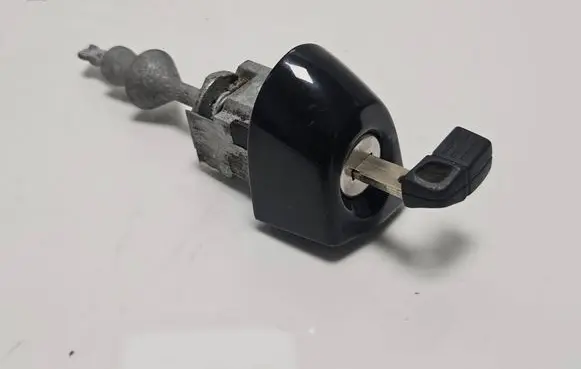 BMW 3 E90 E91 Front door lock (next to the handle) 51217162427 E9xL2ZP5