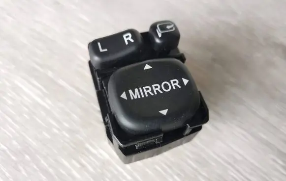Toyota Avensis T250 Wing mirror switch 18357R