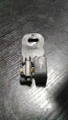 Headlight/headlamp mounting bracket