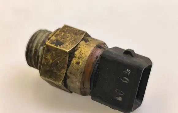 BMW 3 E36 Coolant temperature sensor 2243815 W101C 5091