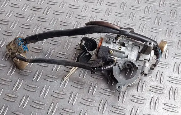 Mitsubishi Pajero Sport I Ignition lock 537891