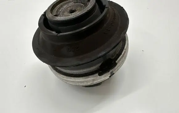 Mercedes-Benz E W211 Engine mount bracket
