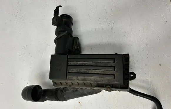 Volkswagen Touran II Air filter box 3C0129607BD