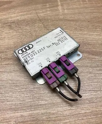 Audi A4 S4 B6 8E 8H Aerial antenna amplifier 8E9035225F WITHPLUG