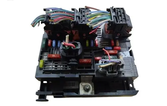 Peugeot 3008 I Fuse module 9667044980
