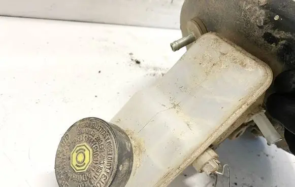 Brake fluid reservoir