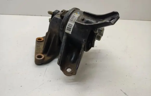 KIA Sportage Engine mount bracket 218302S101