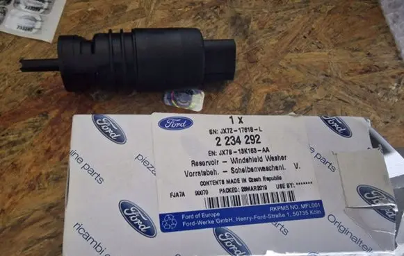Ford Focus Windscreen/windshield washer pump JX7B13K163AA