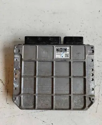 Toyota Avensis T270 Engine control unit/module 8966105D22