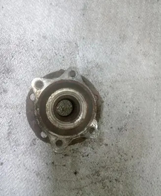 Front wheel hub