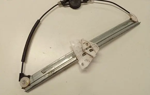 Mazda 3 II Front window lifting mechanism without motor