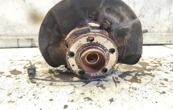 Volvo V70 Front wheel hub 9461943