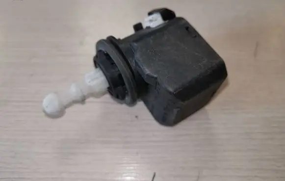Volkswagen Crafter Headlight level adjustment motor 00883000 008830