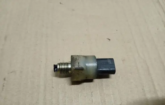 Volvo S90, V90 Oil pressure sensor 31405635