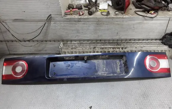 Volkswagen Sharan Rear light center trim bar blend 