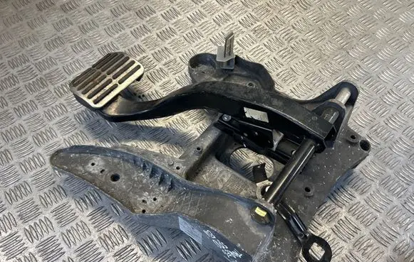 Volkswagen Touareg I Brake pedal 7L0723142B