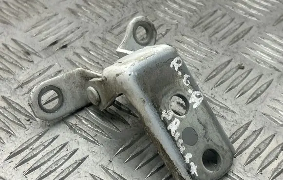 Toyota Prius+ (ZVW40) Rear door lower hinge 