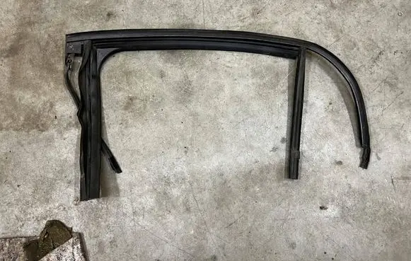 Renault Megane IV Rubber seal rear door window/glass 823313862R