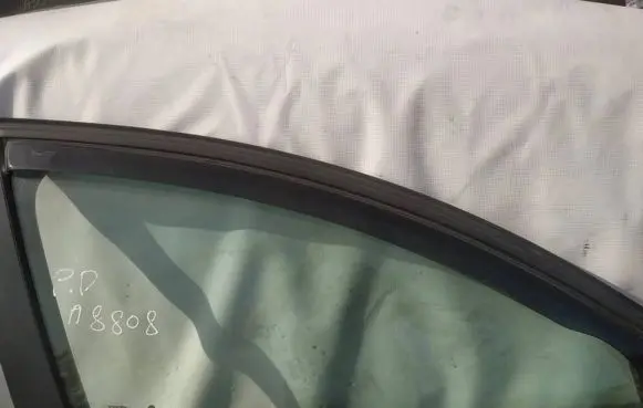 Volvo V50 Front door window glass four-door