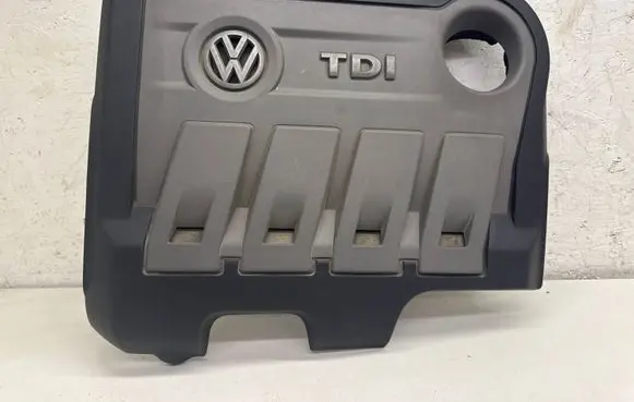 Volkswagen PASSAT B7 Engine cover (trim) 03L103925R