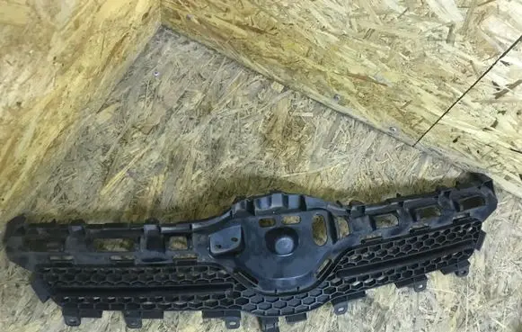 Toyota Corolla Verso AR10 Front bumper upper radiator grill