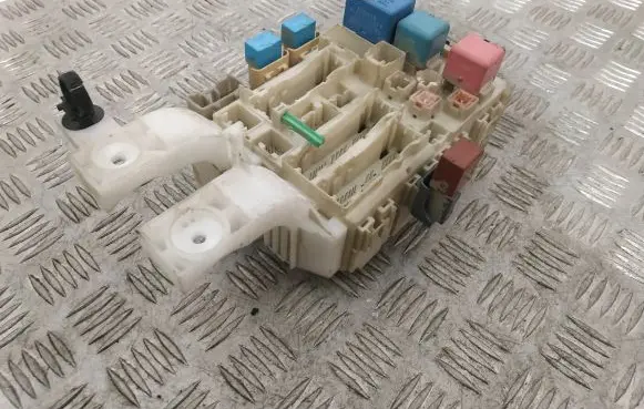 Toyota Yaris Fuse box set 8273052321