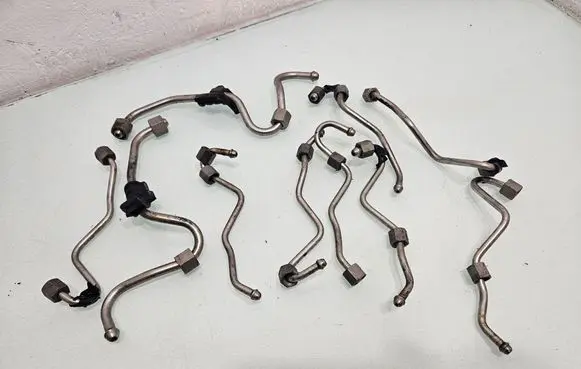 Fuel injector supply line/pipe